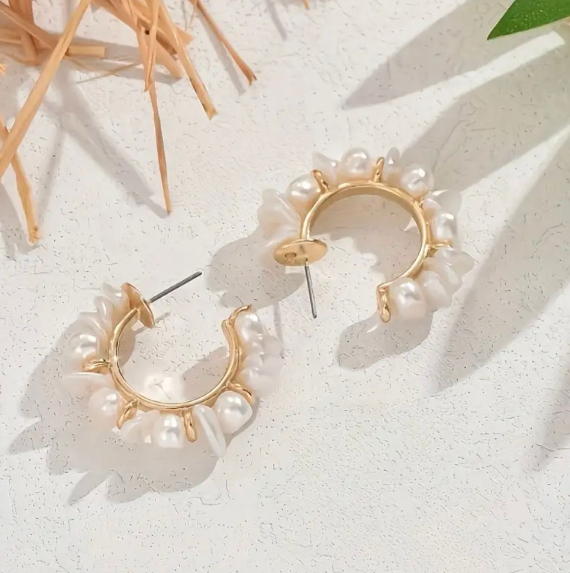 Boucles d’Oreilles Créoles à Perles Nacrées – Élégance Intemporelle