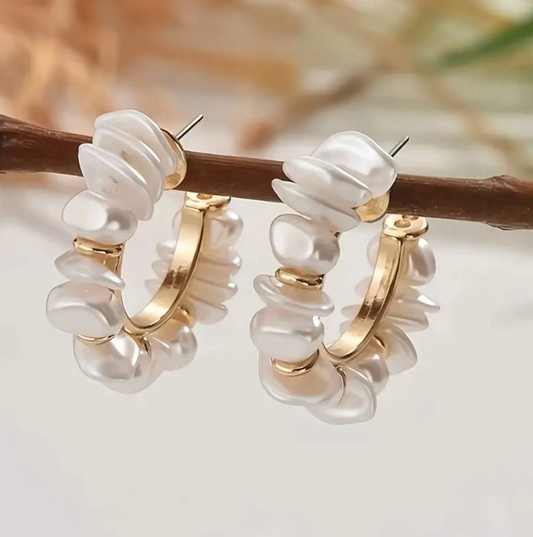 Boucles d’Oreilles Créoles à Perles Nacrées – Élégance Intemporelle