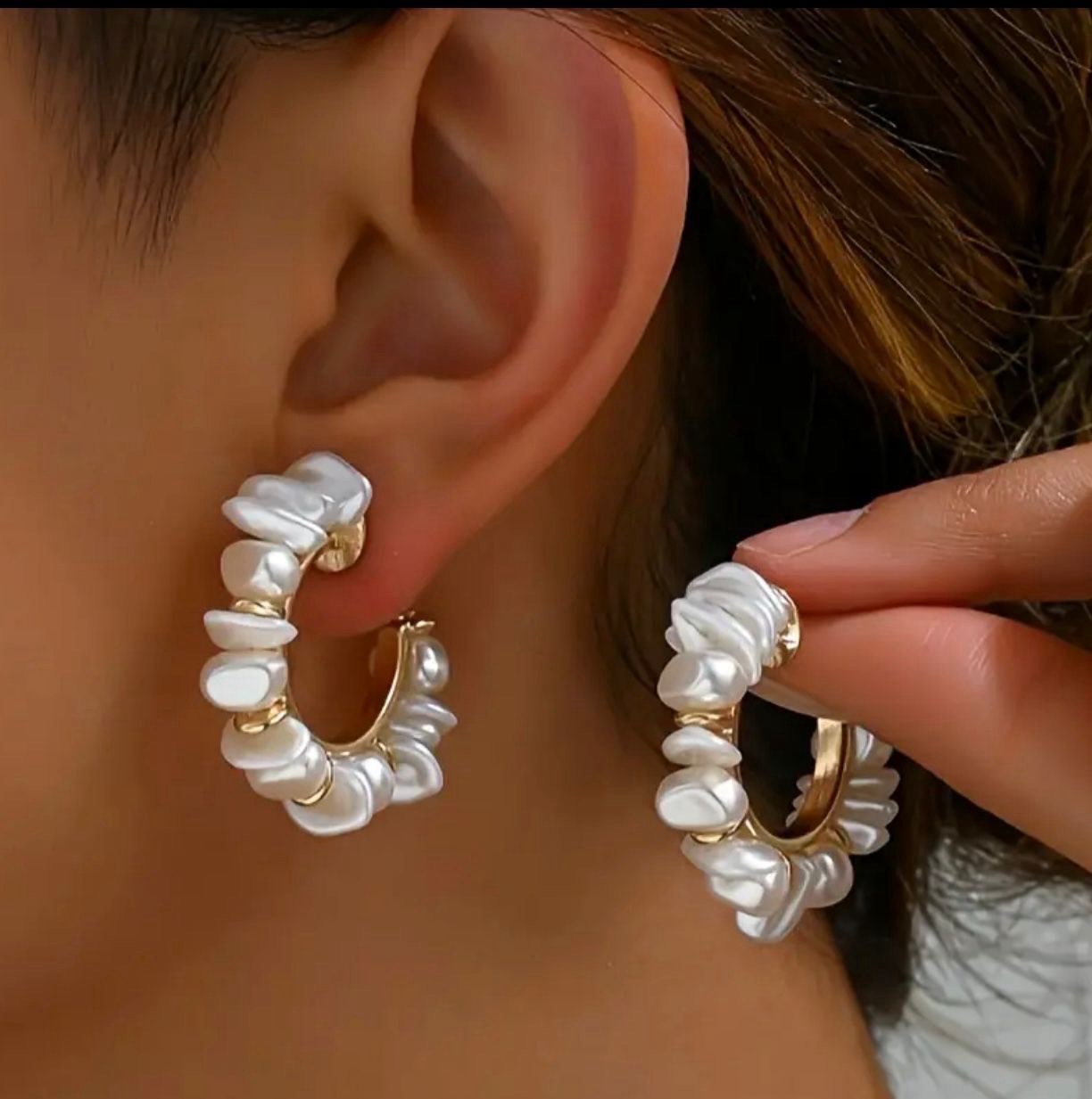Boucles d’Oreilles Créoles à Perles Nacrées – Élégance Intemporelle