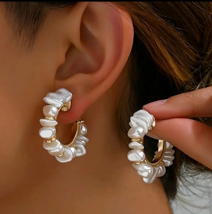 Boucles d’Oreilles Créoles à Perles Nacrées – Élégance Intemporelle
