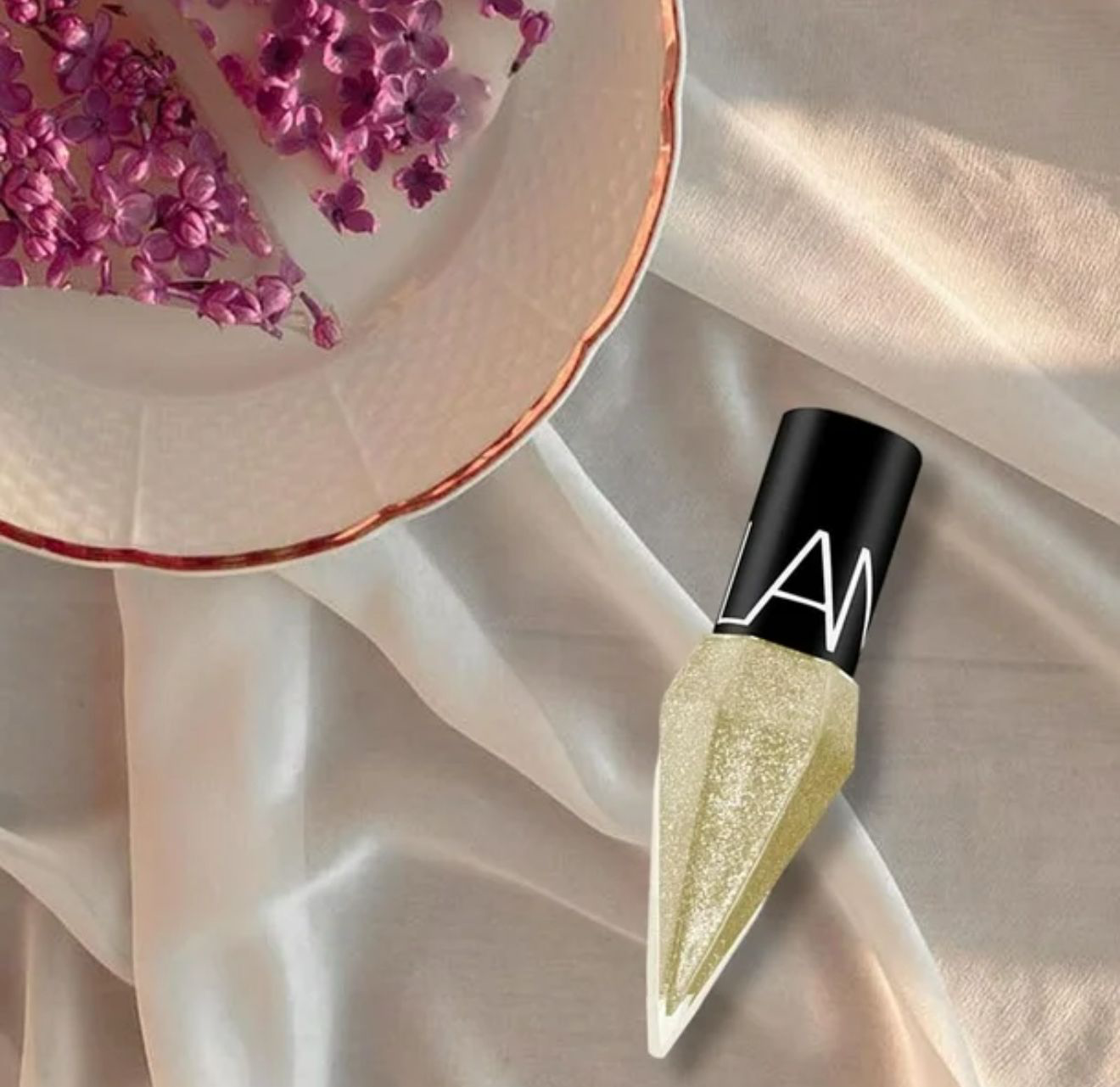 Eyeliner Liquide Rose Poudré & Doré – Regard Sublimé et Tendance