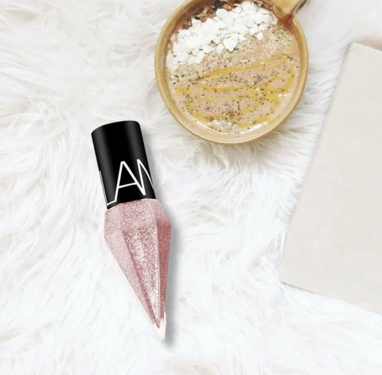 Eyeliner Liquide Rose Poudré & Doré – Regard Sublimé et Tendance