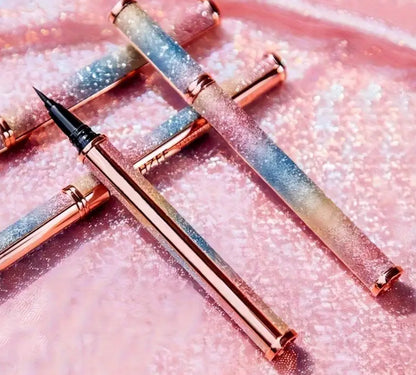 Eyeliner Noir – Définition et Intensité Longue Tenue